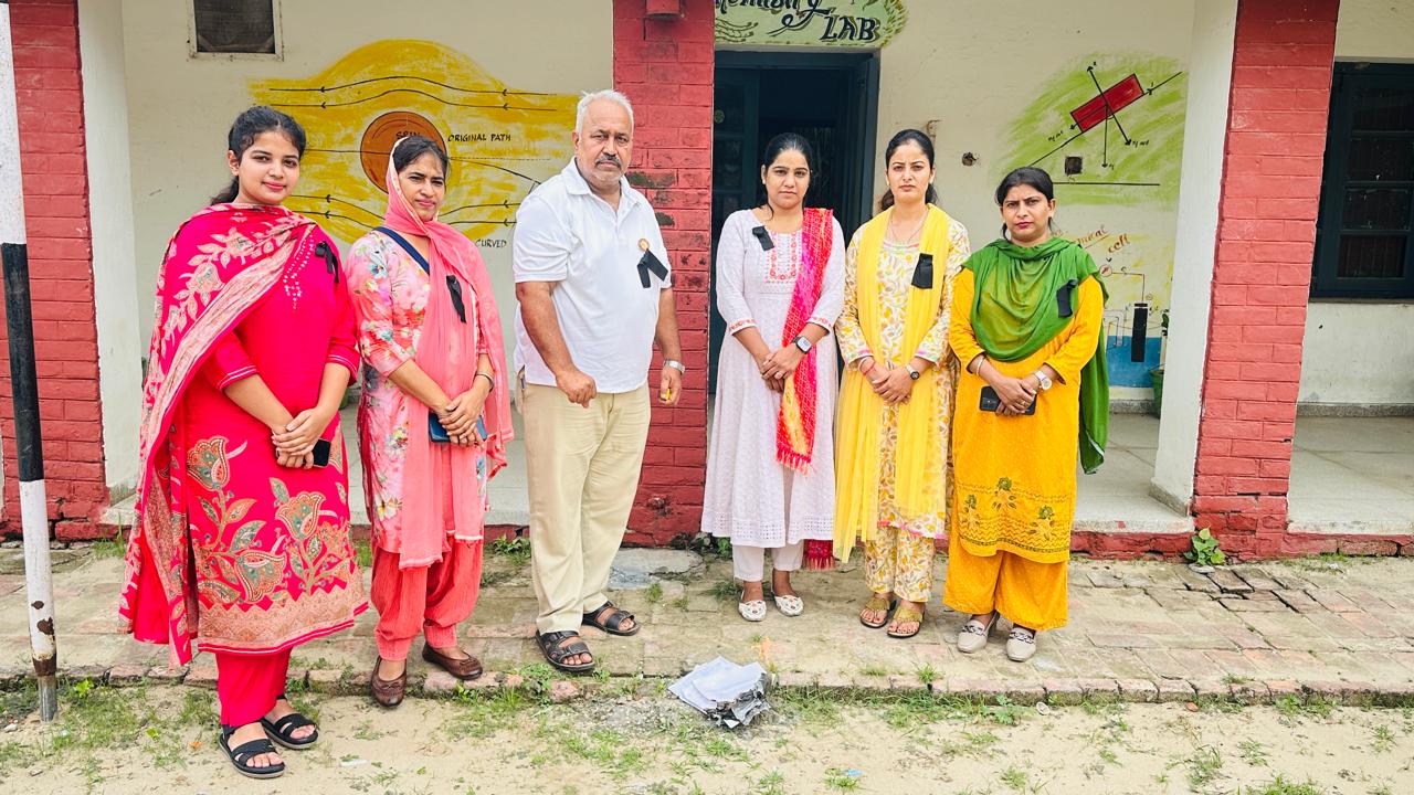 ਡੀ. ਟੀ. ਐੱਫ ਵਲੋ ਕਾਲੇ ਬਿੱਲੇ ਲਗਾ ਕੇ ਨੋਟੀਫਿਕੇਸ਼ਨ ਖਿਲਾਫ ਰੋਸ ਪ੍ਰਗਟਾਇਆ